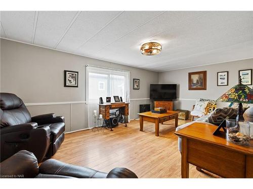 150-3033 Townline Road, Stevensville, ON - Indoor Photo Showing Living Room