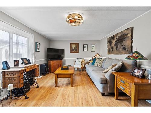 150-3033 Townline Road, Stevensville, ON - Indoor Photo Showing Living Room