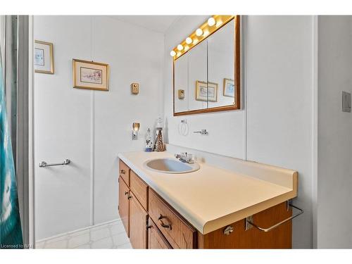 150-3033 Townline Road, Stevensville, ON - Indoor Photo Showing Bathroom