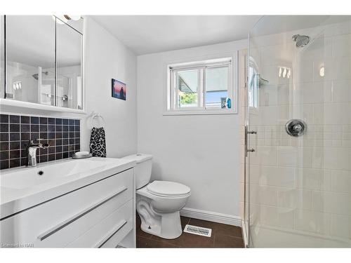 150-3033 Townline Road, Stevensville, ON - Indoor Photo Showing Bathroom