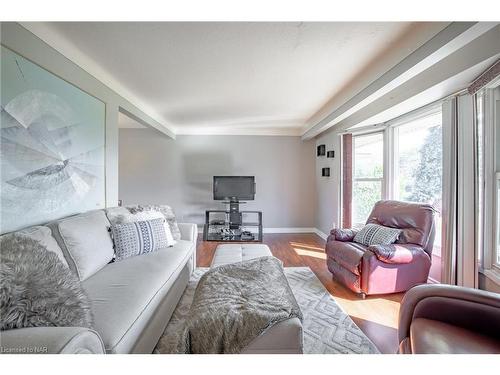 11 Rendale Avenue, St. Catharines, ON - Indoor Photo Showing Living Room