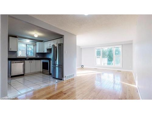 10 Hill Park Lane, St. Catharines, ON - Indoor Photo Showing Kitchen