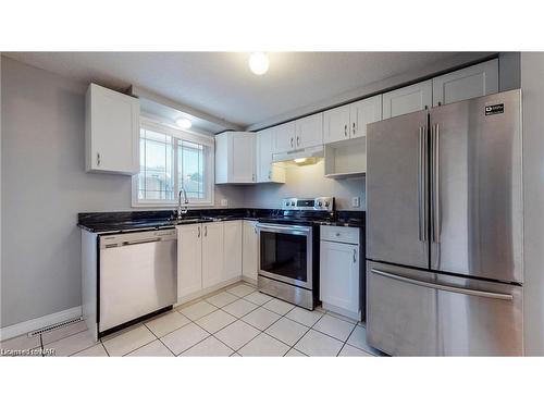 10 Hill Park Lane, St. Catharines, ON - Indoor Photo Showing Kitchen