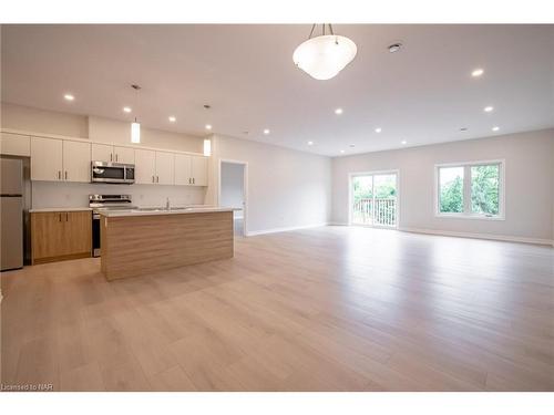 2B-41 St Davids Road West, Thorold, ON - Indoor Photo Showing Kitchen