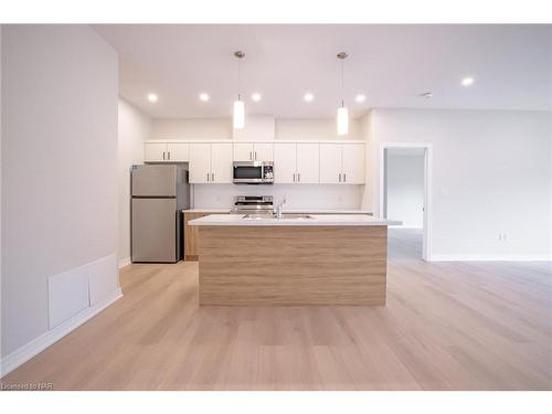 2B-41 St Davids Road West, Thorold, ON - Indoor Photo Showing Kitchen