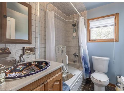 557 Edgewater Place, Dunnville, ON - Indoor Photo Showing Bathroom