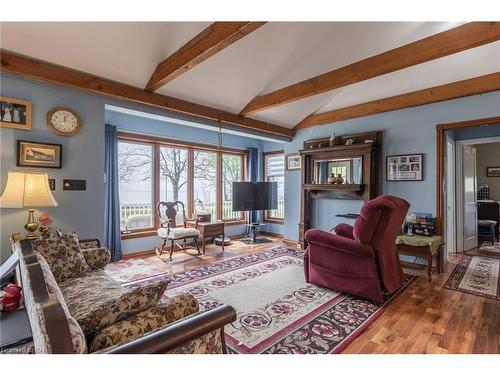 557 Edgewater Place, Dunnville, ON - Indoor Photo Showing Living Room