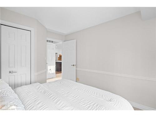 205-70 Main Street, St. Catharines, ON - Indoor Photo Showing Bedroom