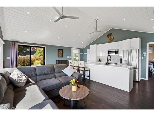 10959 Lakeshore Road, Wainfleet, ON - Indoor Photo Showing Living Room