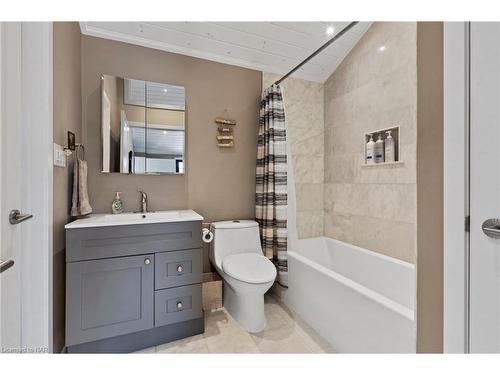 10959 Lakeshore Road, Wainfleet, ON - Indoor Photo Showing Bathroom