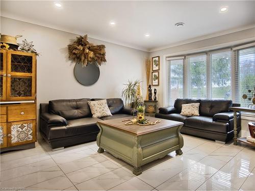 1729 Third St Louth Street, St. Catharines, ON - Indoor Photo Showing Living Room