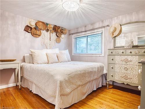 1729 Third St Louth Street, St. Catharines, ON - Indoor Photo Showing Bedroom