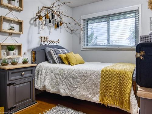 1729 Third St Louth Street, St. Catharines, ON - Indoor Photo Showing Bedroom