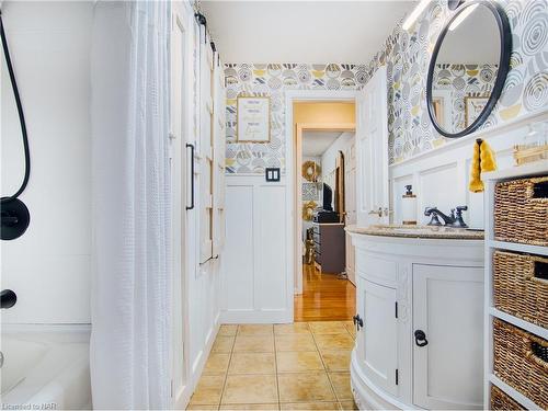 1729 Third St Louth Street, St. Catharines, ON - Indoor Photo Showing Bathroom