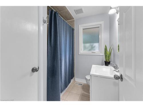 7 East Hampton Road, St. Catharines, ON - Indoor Photo Showing Bathroom