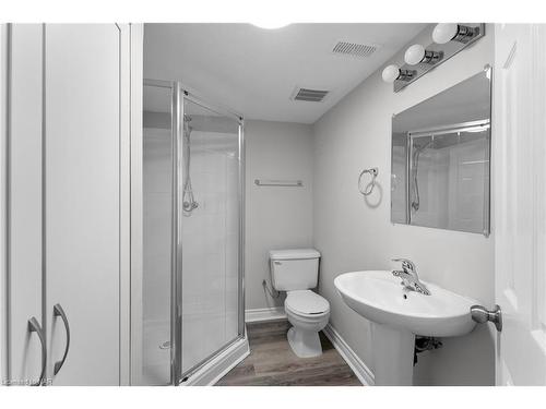 7 East Hampton Road, St. Catharines, ON - Indoor Photo Showing Bathroom