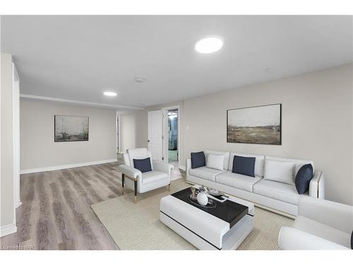 7 East Hampton Road, St. Catharines, ON - Indoor Photo Showing Living Room