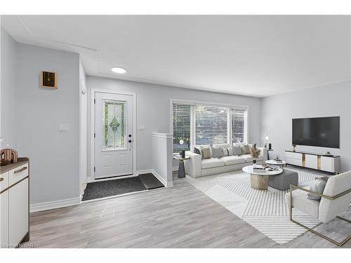 7 East Hampton Road, St. Catharines, ON - Indoor Photo Showing Living Room