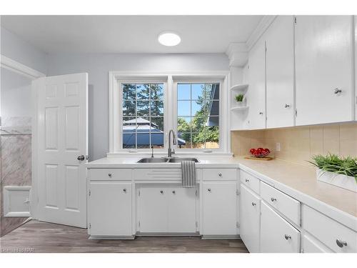 7 East Hampton Road, St. Catharines, ON - Indoor Photo Showing Kitchen With Double Sink