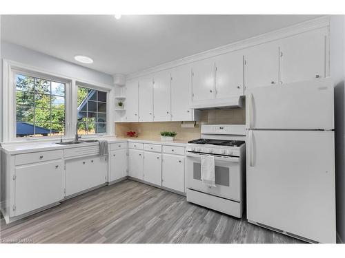 7 East Hampton Road, St. Catharines, ON - Indoor Photo Showing Kitchen