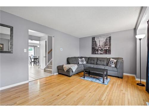 5938 Crimson Drive, Niagara Falls, ON - Indoor Photo Showing Living Room