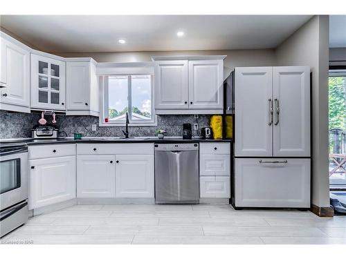 91 Leaside Drive, Welland, ON - Indoor Photo Showing Kitchen