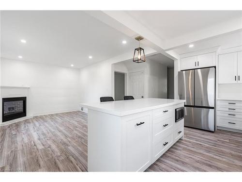 3047 Saint Patrick Avenue, Niagara Falls, ON - Indoor Photo Showing Kitchen With Upgraded Kitchen