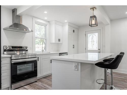 3047 Saint Patrick Avenue, Niagara Falls, ON - Indoor Photo Showing Kitchen