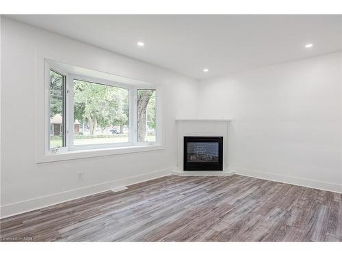 3047 Saint Patrick Avenue, Niagara Falls, ON - Indoor Photo Showing Living Room With Fireplace