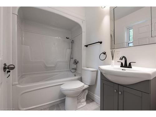 3047 Saint Patrick Avenue, Niagara Falls, ON - Indoor Photo Showing Bathroom