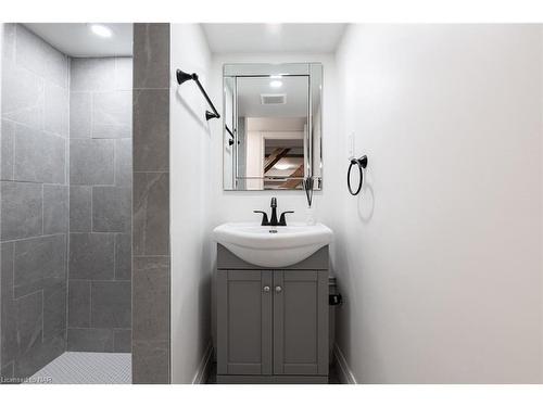 3047 Saint Patrick Avenue, Niagara Falls, ON - Indoor Photo Showing Bathroom