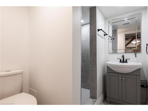 3047 Saint Patrick Avenue, Niagara Falls, ON - Indoor Photo Showing Bathroom