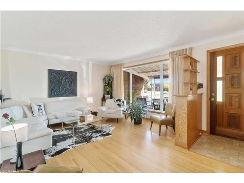 7151 Dorchester Road, Niagara Falls, ON - Indoor Photo Showing Living Room