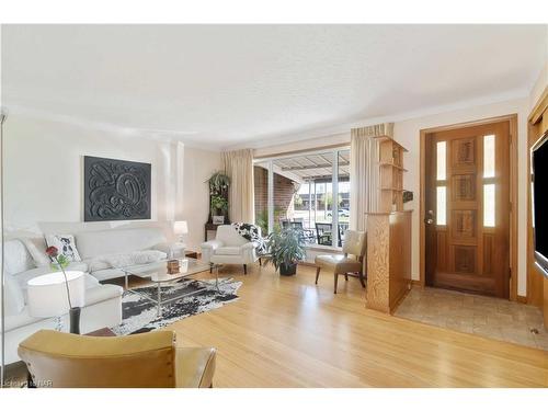 7151 Dorchester Road, Niagara Falls, ON - Indoor Photo Showing Living Room