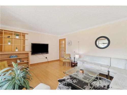 7151 Dorchester Road, Niagara Falls, ON - Indoor Photo Showing Living Room