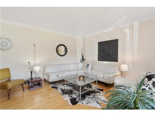 7151 Dorchester Road, Niagara Falls, ON - Indoor Photo Showing Living Room