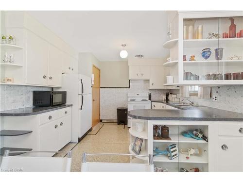 7151 Dorchester Road, Niagara Falls, ON - Indoor Photo Showing Kitchen