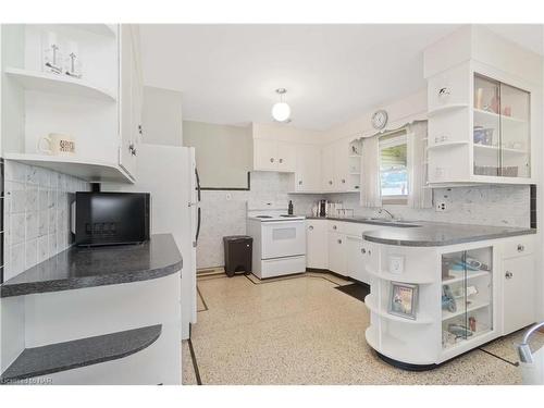 7151 Dorchester Road, Niagara Falls, ON - Indoor Photo Showing Kitchen