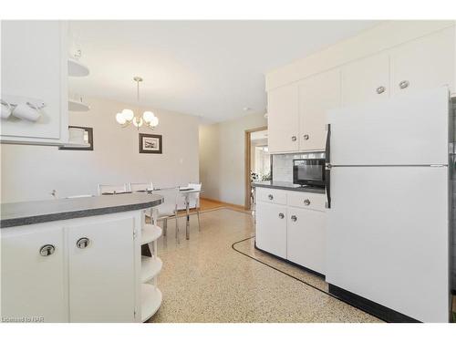 7151 Dorchester Road, Niagara Falls, ON - Indoor Photo Showing Kitchen