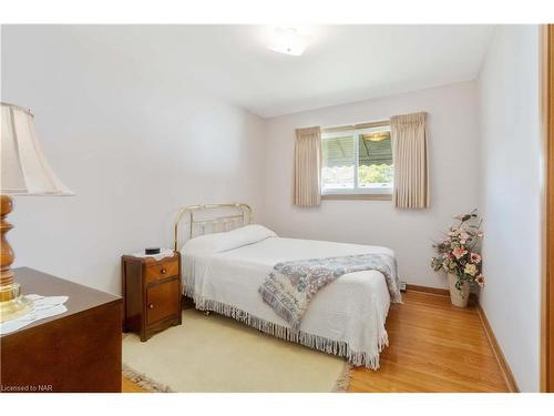 7151 Dorchester Road, Niagara Falls, ON - Indoor Photo Showing Bedroom