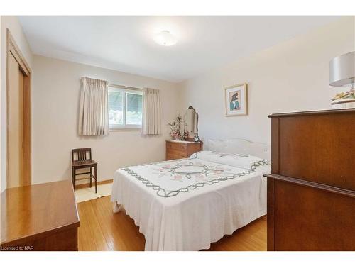 7151 Dorchester Road, Niagara Falls, ON - Indoor Photo Showing Bedroom