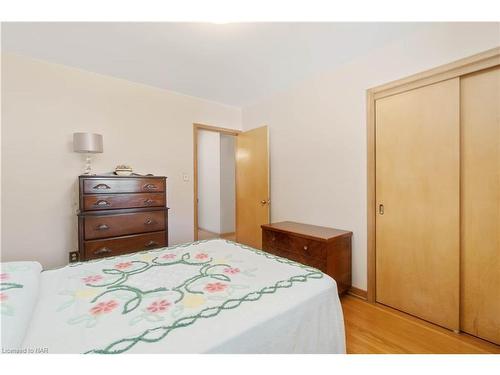 7151 Dorchester Road, Niagara Falls, ON - Indoor Photo Showing Bedroom