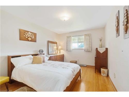 7151 Dorchester Road, Niagara Falls, ON - Indoor Photo Showing Bedroom