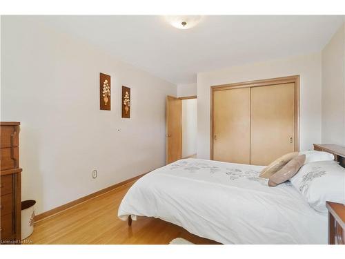 7151 Dorchester Road, Niagara Falls, ON - Indoor Photo Showing Bedroom