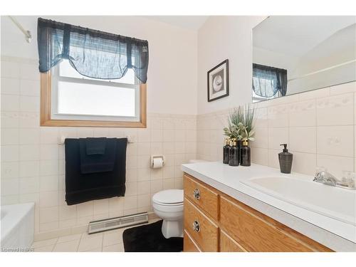 7151 Dorchester Road, Niagara Falls, ON - Indoor Photo Showing Bathroom