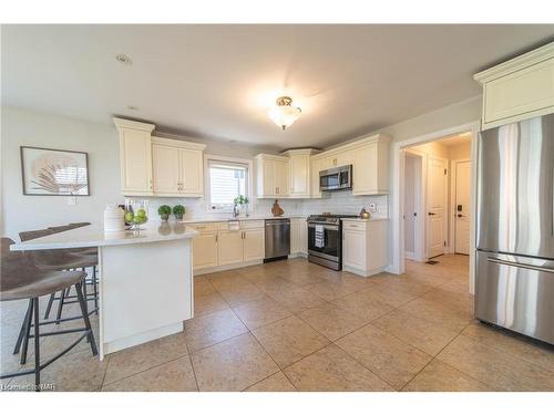 8871 Mcgarry Drive, Niagara Falls, ON - Indoor Photo Showing Kitchen