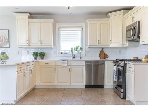 8871 Mcgarry Drive, Niagara Falls, ON - Indoor Photo Showing Kitchen With Upgraded Kitchen