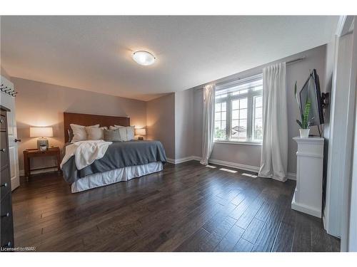 8871 Mcgarry Drive, Niagara Falls, ON - Indoor Photo Showing Bedroom