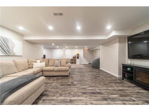 8871 Mcgarry Drive, Niagara Falls, ON - Indoor Photo Showing Living Room