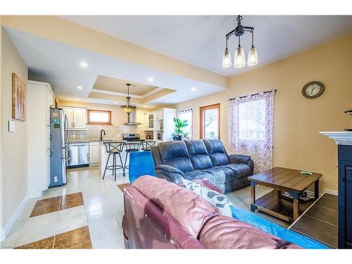 340 Oxford Avenue, Crystal Beach, ON - Indoor Photo Showing Living Room